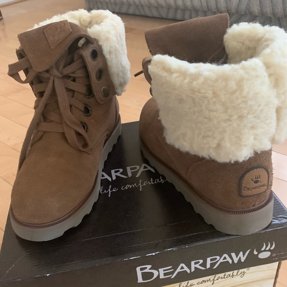 Bearpaw chukka boot with shearling and suede. NWOT